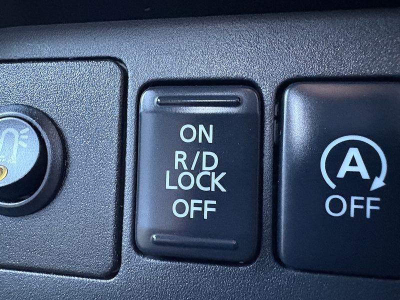 Mitsubishi 2.4 DI-D DC 4Life Pickup Double Cab 4dr Diesel Manual 4WD Euro 6 (s/s) (154 ps)