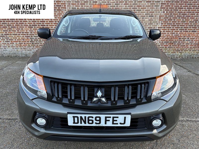Mitsubishi 2.4 DI-D DC 4Life Pickup Double Cab 4dr Diesel Manual 4WD Euro 6 (s/s) (154 ps)