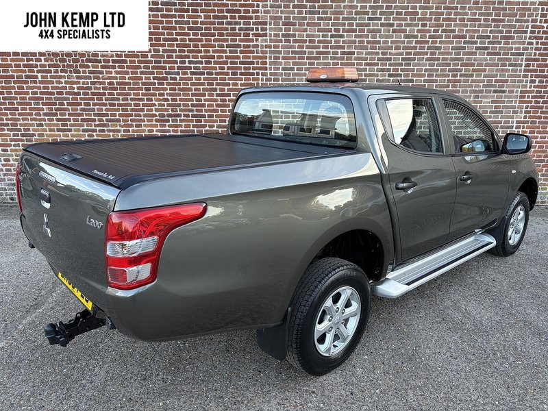 Mitsubishi 2.4 DI-D DC 4Life Pickup Double Cab 4dr Diesel Manual 4WD Euro 6 (s/s) (154 ps)