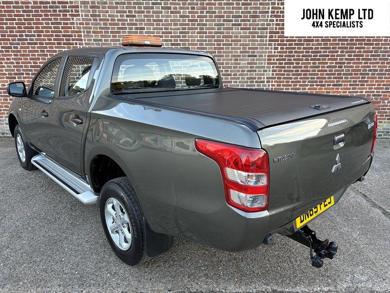 Mitsubishi 2.4 DI-D DC 4Life Pickup Double Cab 4dr Diesel Manual 4WD Euro 6 (s/s) (154 ps)