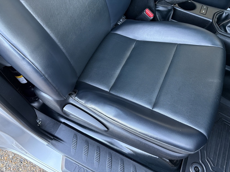 Toyota 2.4 D-4D Active Pickup 2dr Diesel Manual 4WD Euro 6 (150 ps)