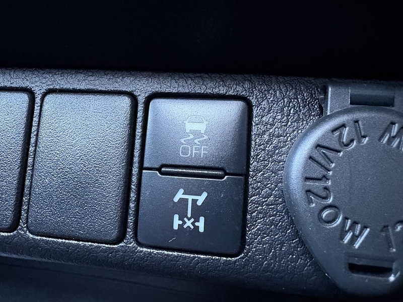 Toyota 2.4 D-4D Active Pickup 2dr Diesel Manual 4WD Euro 6 (150 ps)