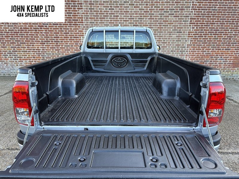Toyota 2.4 D-4D Active Pickup 2dr Diesel Manual 4WD Euro 6 (150 ps)