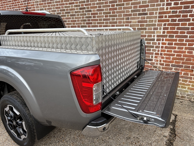 Nissan 2.3 dCi Tekna Pickup Double Cab 4dr Diesel Auto 4WD Euro 6 (190 ps)