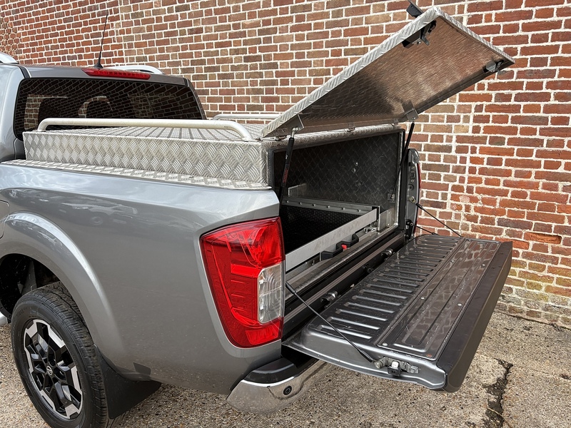 Nissan 2.3 dCi Tekna Pickup Double Cab 4dr Diesel Auto 4WD Euro 6 (190 ps)