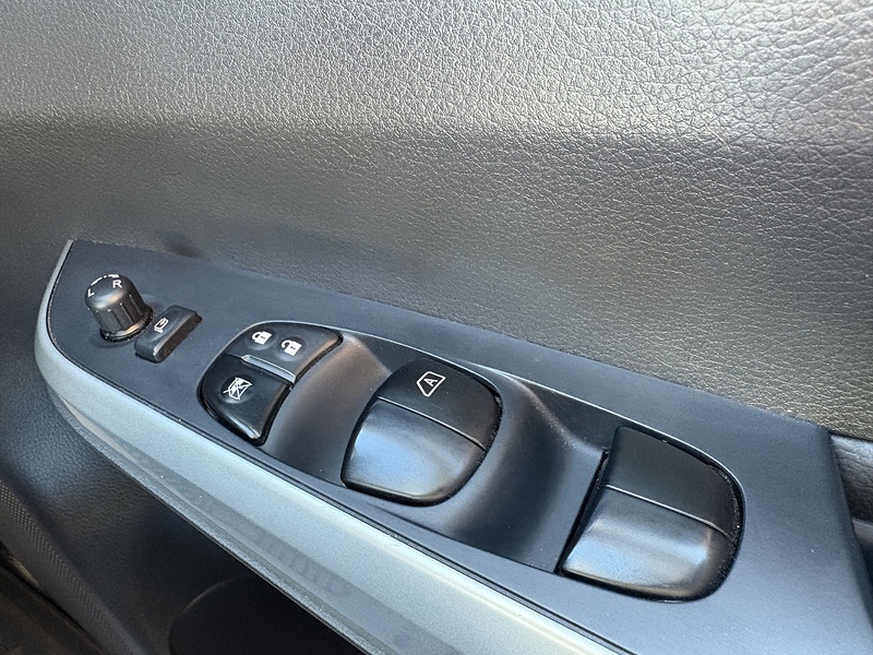 Nissan 2.3 dCi Tekna Pickup Double Cab 4dr Diesel Auto 4WD Euro 6 (190 ps)