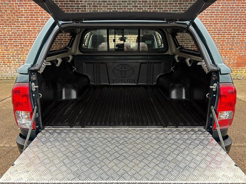 Toyota 2.4 D-4D Active Pickup Double Cab 4dr Diesel Manual 4WD Euro 6 (s/s) (150 ps)