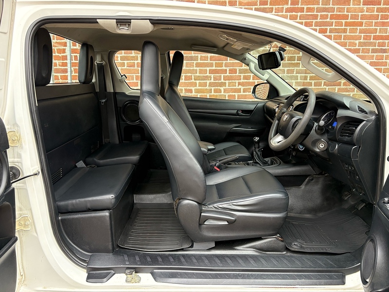 Toyota Hilux Active Extra Cab Pickup 2.4 Manual Diesel