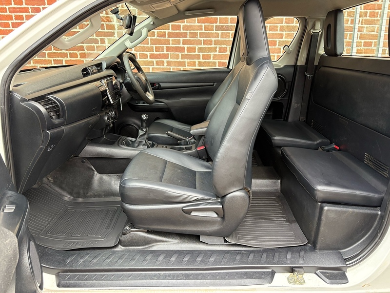 Toyota Hilux Active Extra Cab Pickup 2.4 Manual Diesel