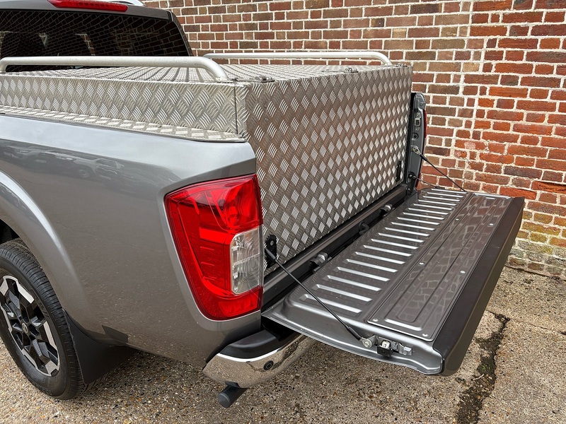 Nissan 2.3 dCi Tekna Pickup Double Cab 4dr Diesel Auto 4WD Euro 6 (190 ps)