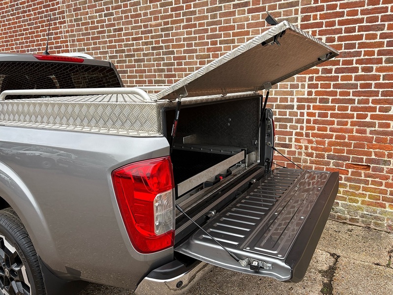 Nissan 2.3 dCi Tekna Pickup Double Cab 4dr Diesel Auto 4WD Euro 6 (190 ps)