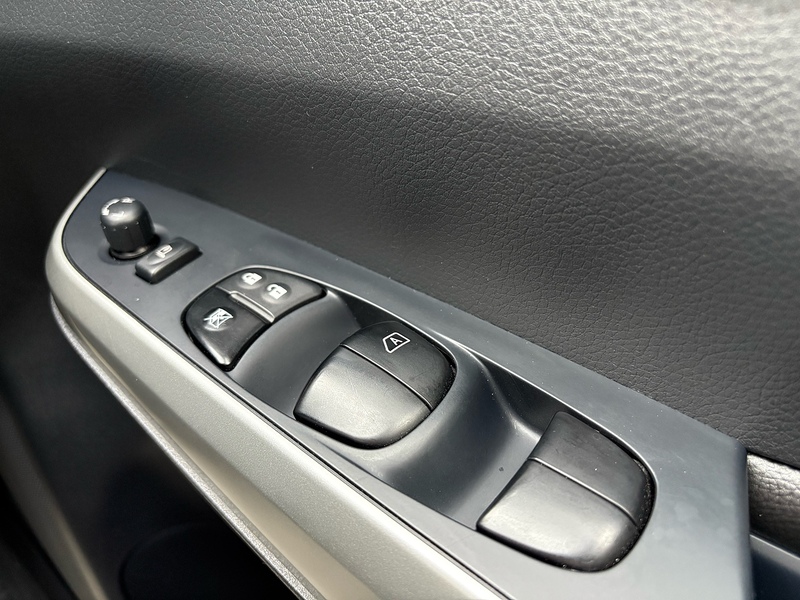 Nissan 2.3 dCi Tekna Pickup Double Cab 4dr Diesel Auto 4WD Euro 6 (190 ps)