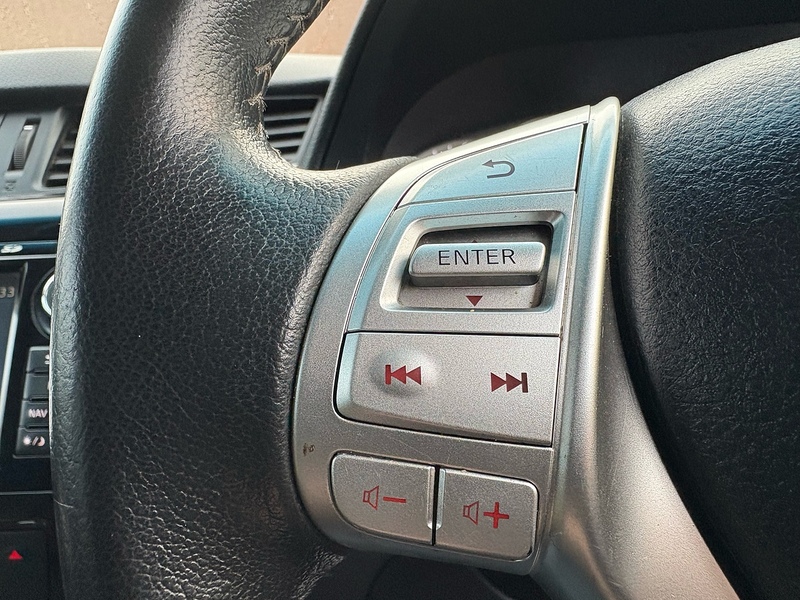 Nissan dCi Tekna Pickup 2.3 Automatic Diesel