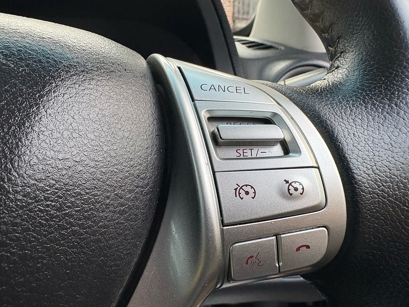 Nissan dCi Tekna Pickup 2.3 Automatic Diesel