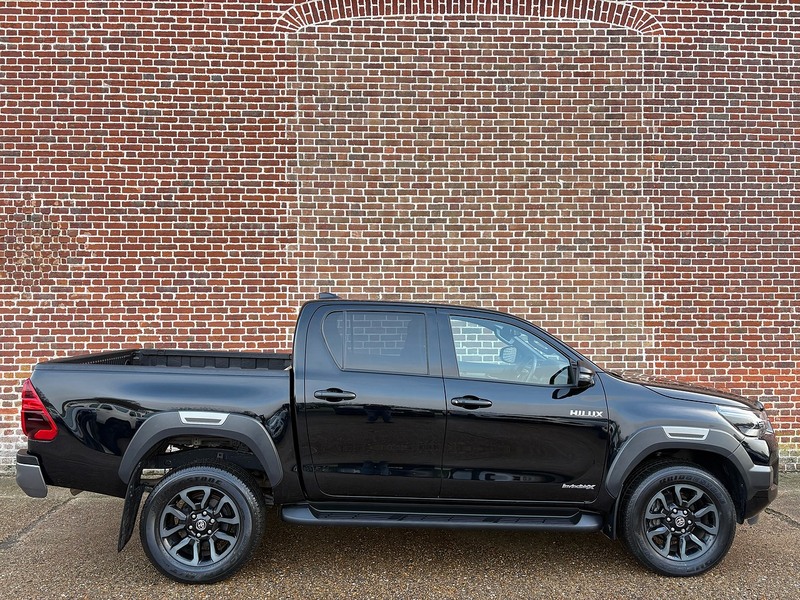 Toyota 2.8 D-4D Invincible X Pickup Double Cab 4dr Diesel Auto 4WD Euro 6 (s/s) (204 ps)