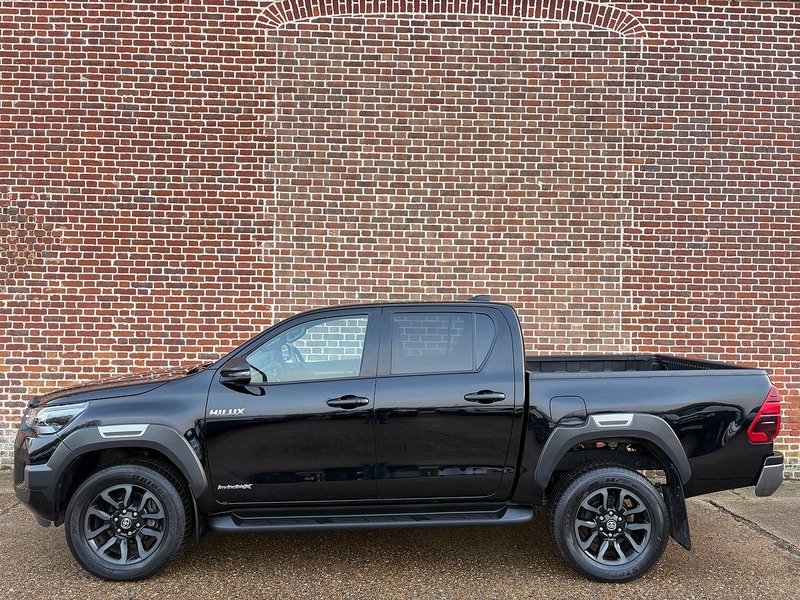 Toyota 2.8 D-4D Invincible X Pickup Double Cab 4dr Diesel Auto 4WD Euro 6 (s/s) (204 ps)