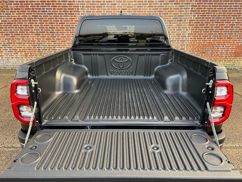 Toyota 2.8 D-4D Invincible X Pickup Double Cab 4dr Diesel Auto 4WD Euro 6 (s/s) (204 ps)