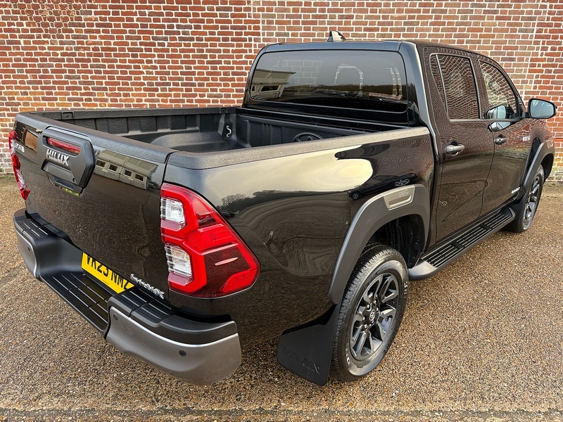 Toyota 2.8 D-4D Invincible X Pickup Double Cab 4dr Diesel Auto 4WD Euro 6 (s/s) (204 ps)