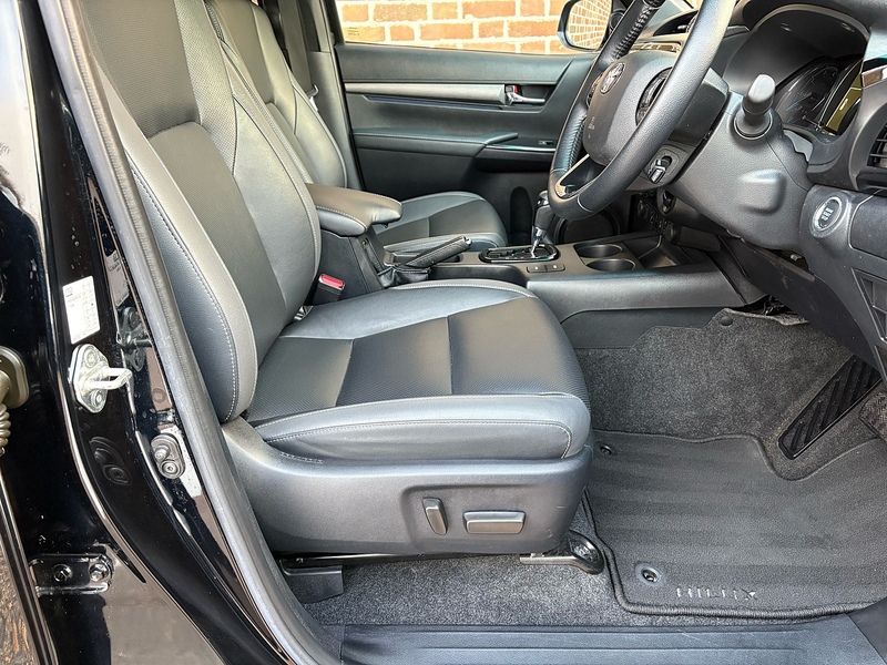 Toyota 2.8 D-4D Invincible X Pickup Double Cab 4dr Diesel Auto 4WD Euro 6 (s/s) (204 ps)