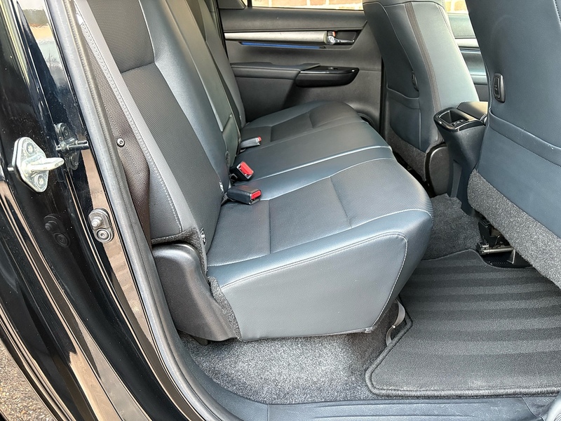 Toyota 2.8 D-4D Invincible X Pickup Double Cab 4dr Diesel Auto 4WD Euro 6 (s/s) (204 ps)