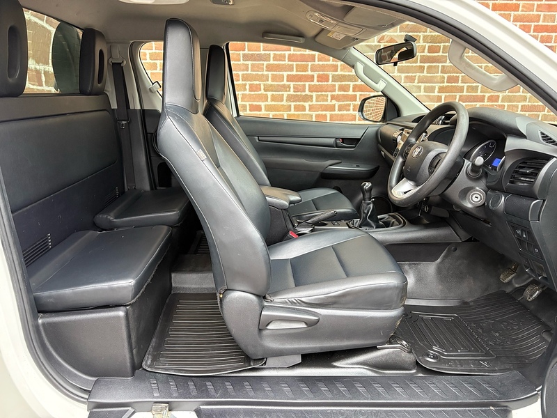 Toyota 2.4 D-4D Active Extra Pickup Extended Cab 4dr Diesel Manual 4WD Euro 6 (s/s) (150 ps)