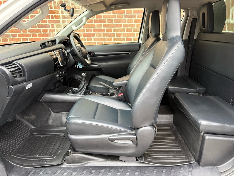 Toyota 2.4 D-4D Active Extra Pickup Extended Cab 4dr Diesel Manual 4WD Euro 6 (s/s) (150 ps)