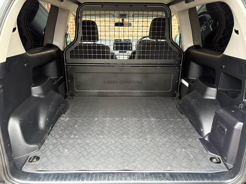 Toyota 2.8D Active (Navi) Panel Van 3dr Diesel Auto 4WD SWB Euro 6 (s/s) (204 ps)