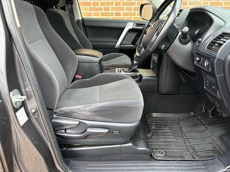 Toyota 2.8D Active (Navi) Panel Van 3dr Diesel Auto 4WD SWB Euro 6 (s/s) (204 ps)