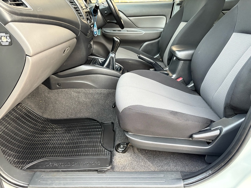 Mitsubishi DI-D DC 4Life Pickup 2.4 Manual Diesel