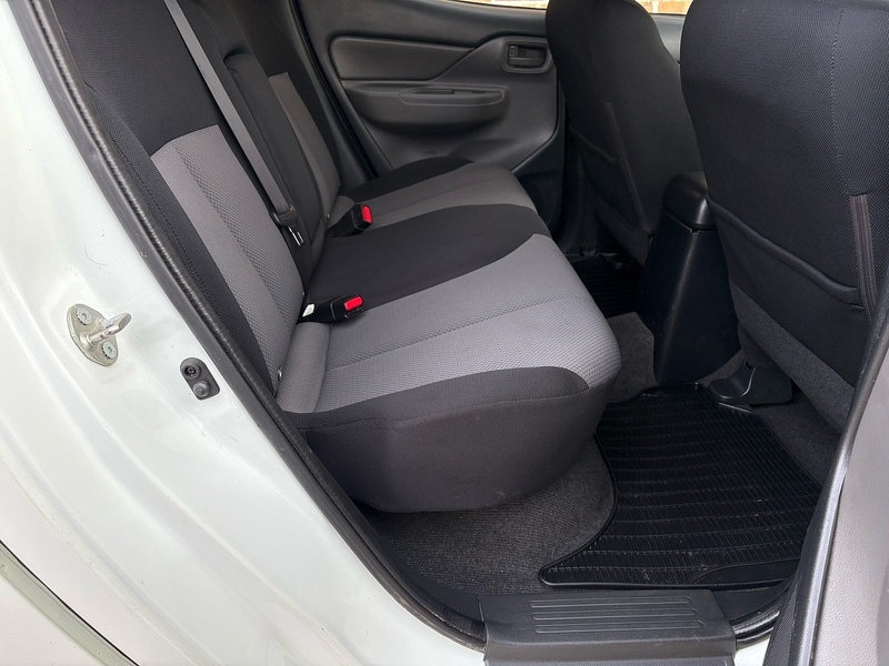 Mitsubishi DI-D DC 4Life Pickup 2.4 Manual Diesel