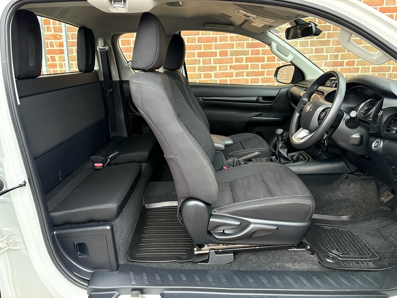 Toyota 2.4 D-4D Active Extra Pickup Extended Cab 4dr Diesel Manual 4WD Euro 6 (s/s) (150 ps)