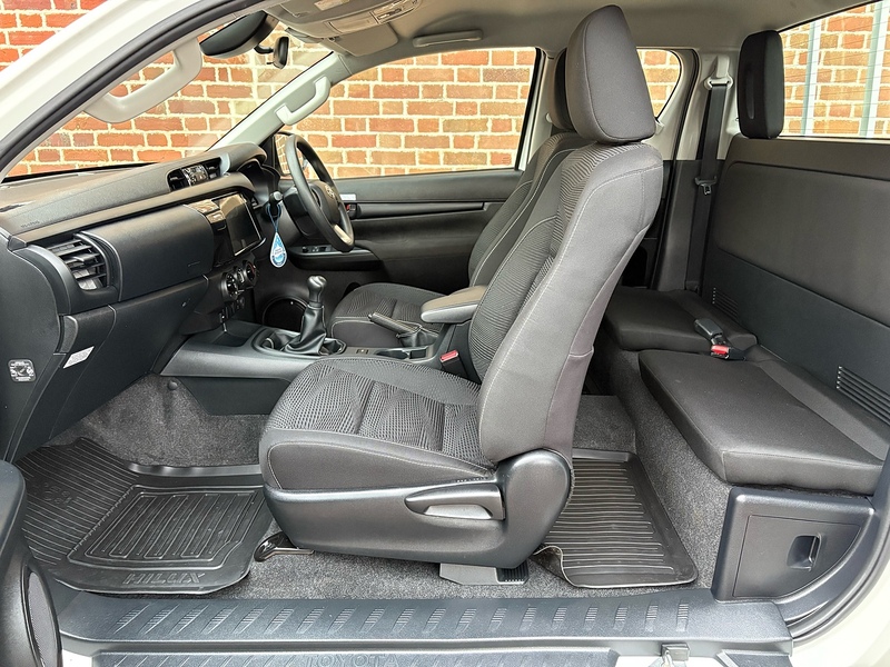 Toyota 2.4 D-4D Active Extra Pickup Extended Cab 4dr Diesel Manual 4WD Euro 6 (s/s) (150 ps)