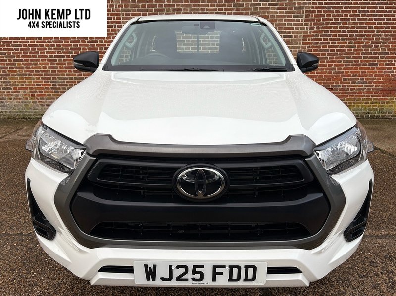Toyota 2.4 D-4D Active Extra Pickup Extended Cab 4dr Diesel Manual 4WD Euro 6 (s/s) (150 ps)