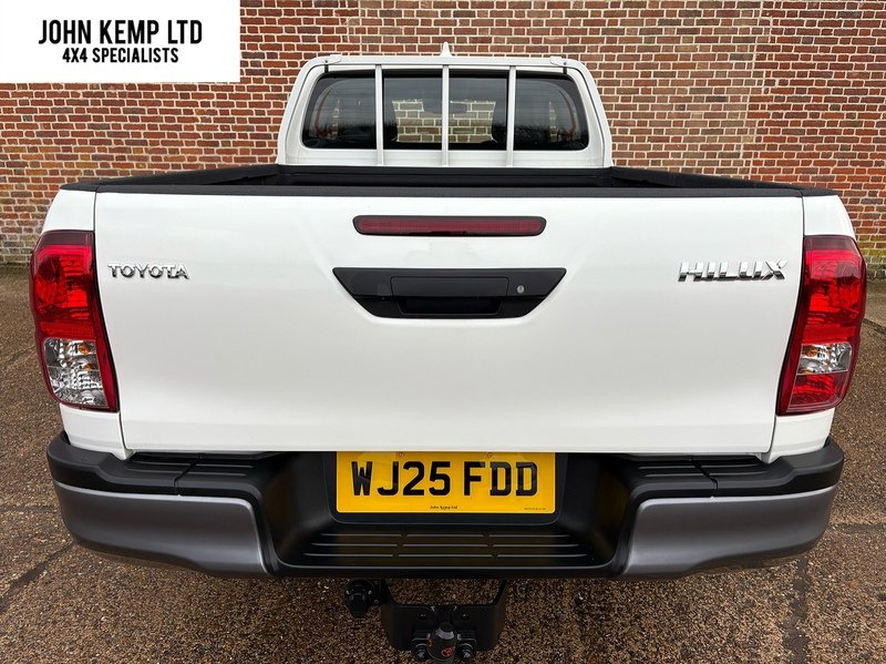 Toyota 2.4 D-4D Active Extra Pickup Extended Cab 4dr Diesel Manual 4WD Euro 6 (s/s) (150 ps)