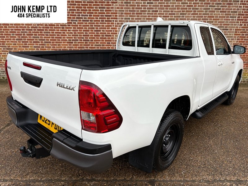 Toyota 2.4 D-4D Active Extra Pickup Extended Cab 4dr Diesel Manual 4WD Euro 6 (s/s) (150 ps)