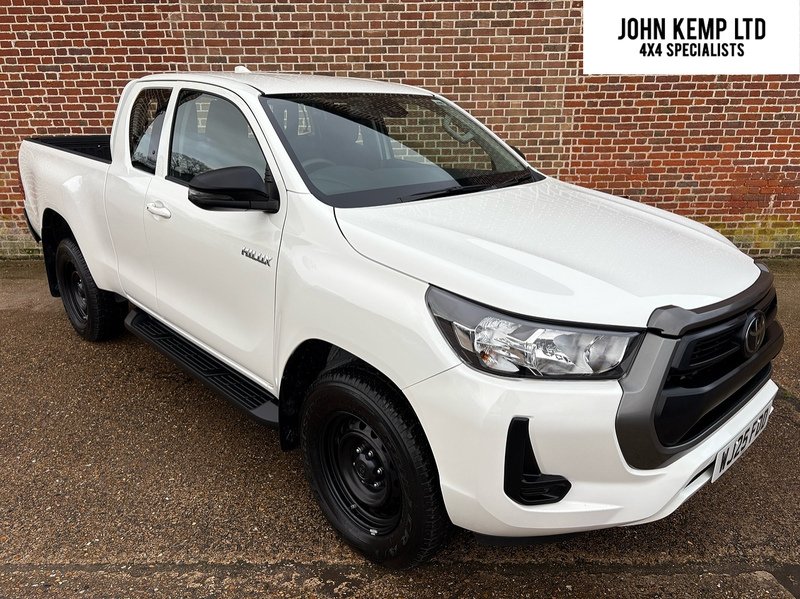 Toyota 2.4 D-4D Active Extra Pickup Extended Cab 4dr Diesel Manual 4WD Euro 6 (s/s) (150 ps)