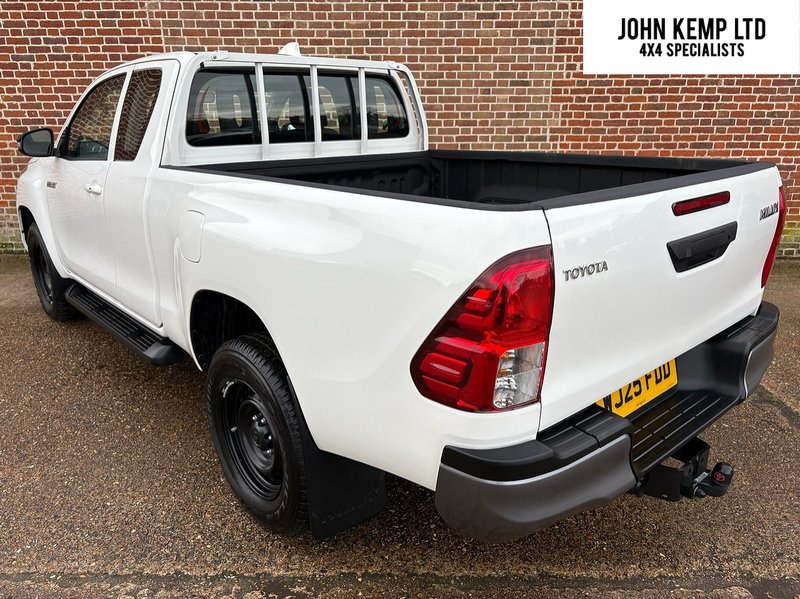 Toyota 2.4 D-4D Active Extra Pickup Extended Cab 4dr Diesel Manual 4WD Euro 6 (s/s) (150 ps)