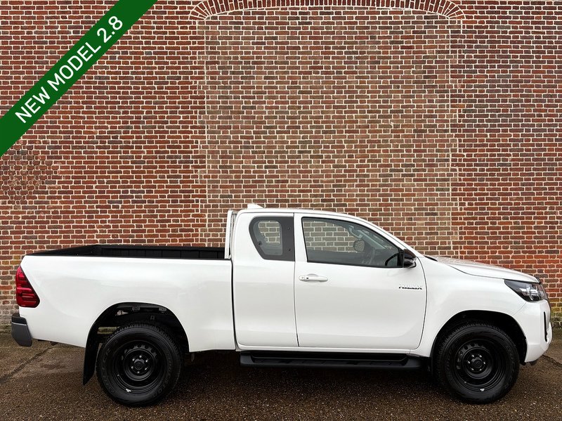 Toyota 2.4 D-4D Active Extra Pickup Extended Cab 4dr Diesel Manual 4WD Euro 6 (s/s) (150 ps)