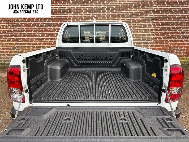 Toyota 2.4 D-4D Active Pickup Double Cab 4dr Diesel Manual 4WD Euro 6 (s/s) (150 ps)