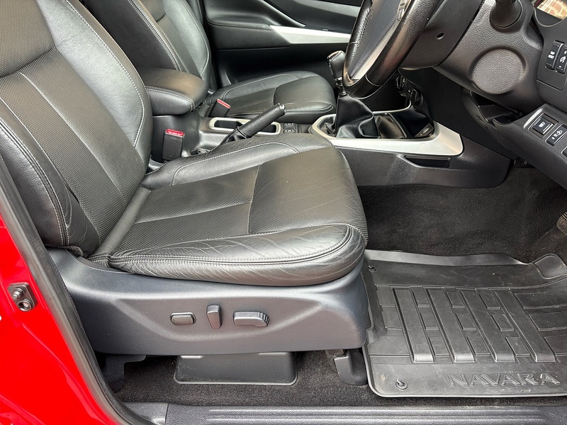 Nissan 2.3 dCi Tekna Pickup Double Cab 4dr Diesel Manual 4WD Euro 6 (190 ps)