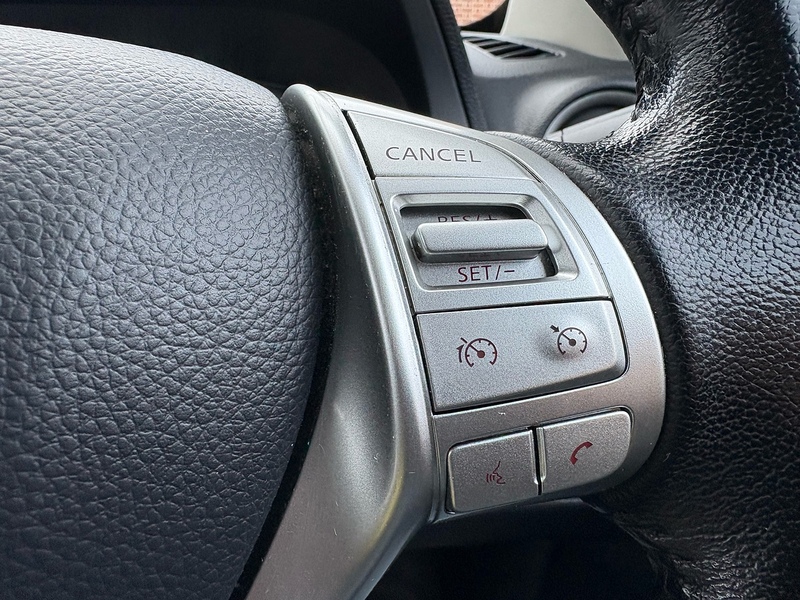 Nissan 2.3 dCi Tekna Pickup Double Cab 4dr Diesel Manual 4WD Euro 6 (190 ps)