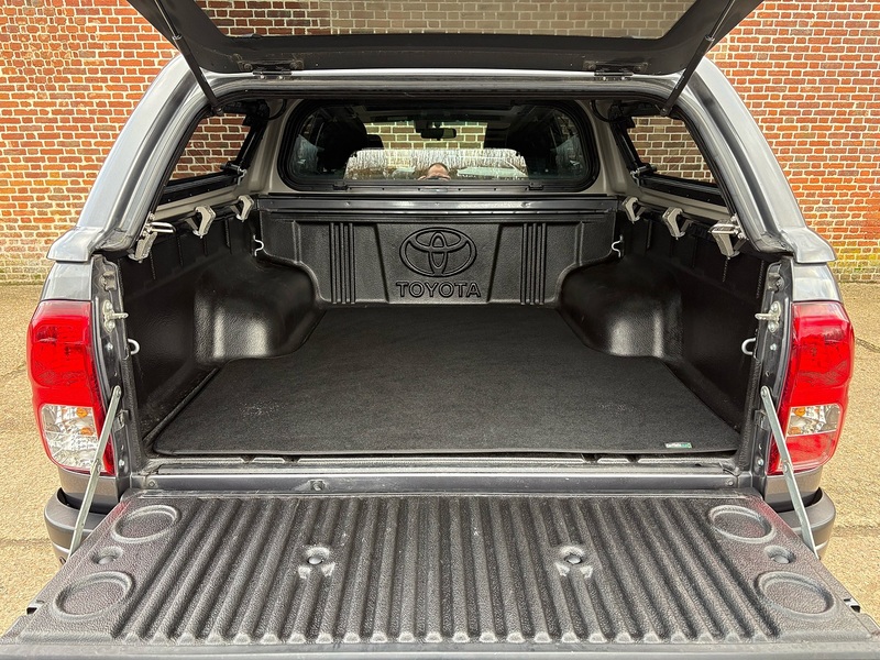 Toyota 2.4 D-4D Invincible X Pickup Double Cab 4dr Diesel Auto 4WD Euro 6 (s/s) (TSS) (150 ps)