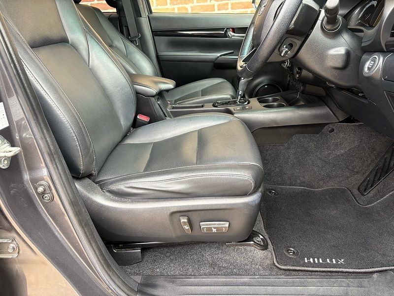 Toyota 2.4 D-4D Invincible X Pickup Double Cab 4dr Diesel Auto 4WD Euro 6 (s/s) (TSS) (150 ps)