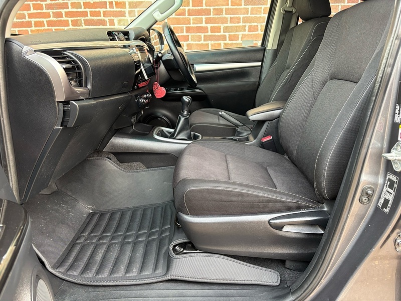Toyota D-4D Invincible Pickup 2.4 Manual Diesel