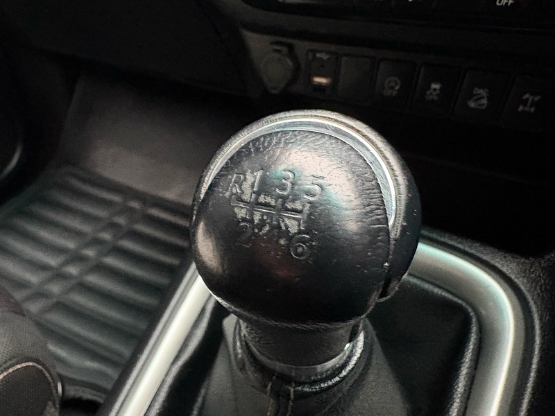 Toyota D-4D Invincible Pickup 2.4 Manual Diesel