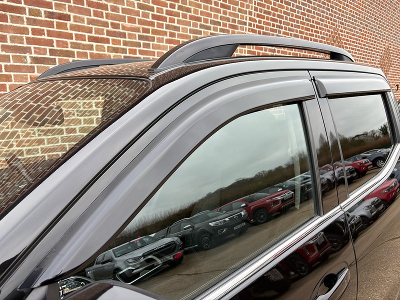 Nissan 2.3 dCi N-Guard Pickup Double Cab 4dr Diesel Auto 4WD Euro 6 (190 ps)