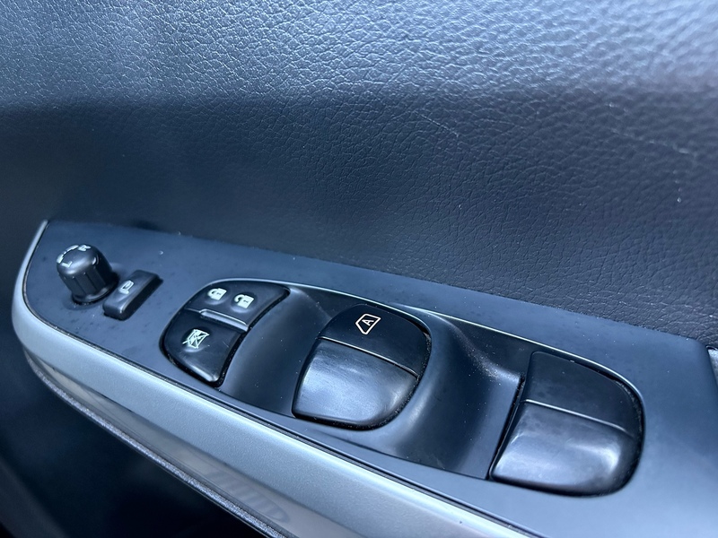 Nissan 2.3 dCi N-Guard Pickup Double Cab 4dr Diesel Auto 4WD Euro 6 (190 ps)