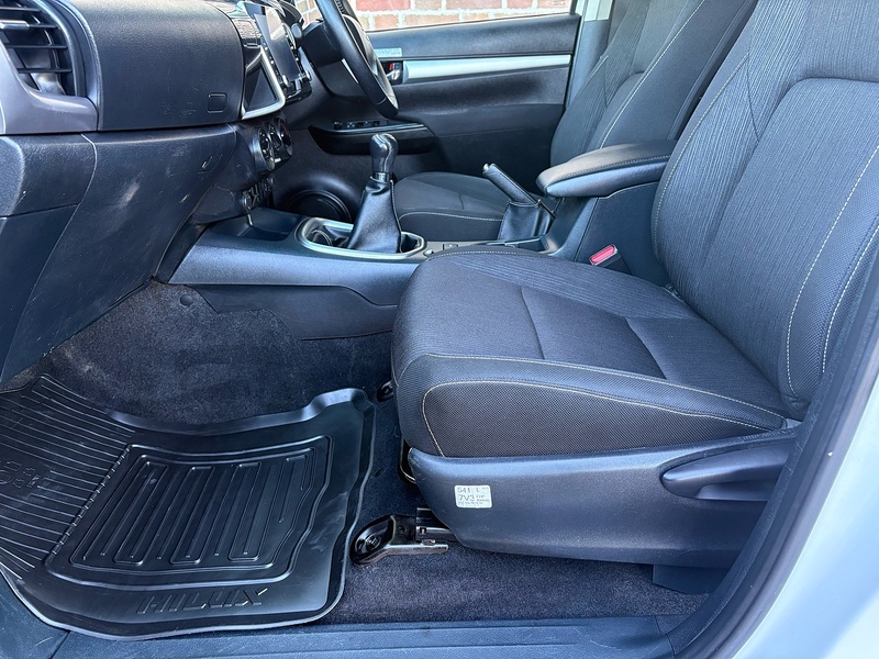 Toyota 2.4 D-4D Icon Pickup Double Cab 4dr Diesel Manual 4WD Euro 6 (s/s) (150 ps)