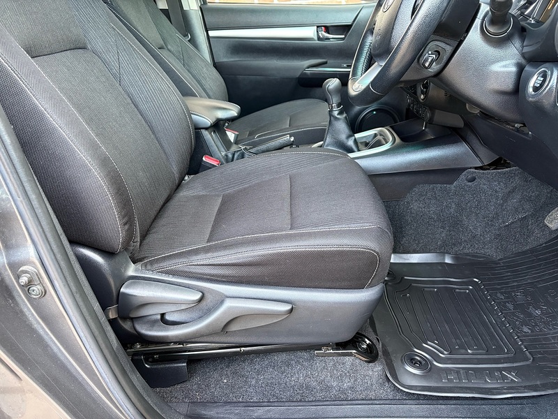 Toyota 2.4 D-4D Invincible Pickup Double Cab 4dr Diesel Manual 4WD Euro 6 (s/s) (150 ps)