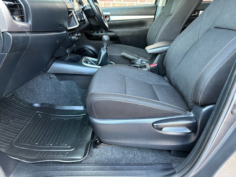 Toyota 2.4 D-4D Invincible Pickup Double Cab 4dr Diesel Manual 4WD Euro 6 (s/s) (150 ps)